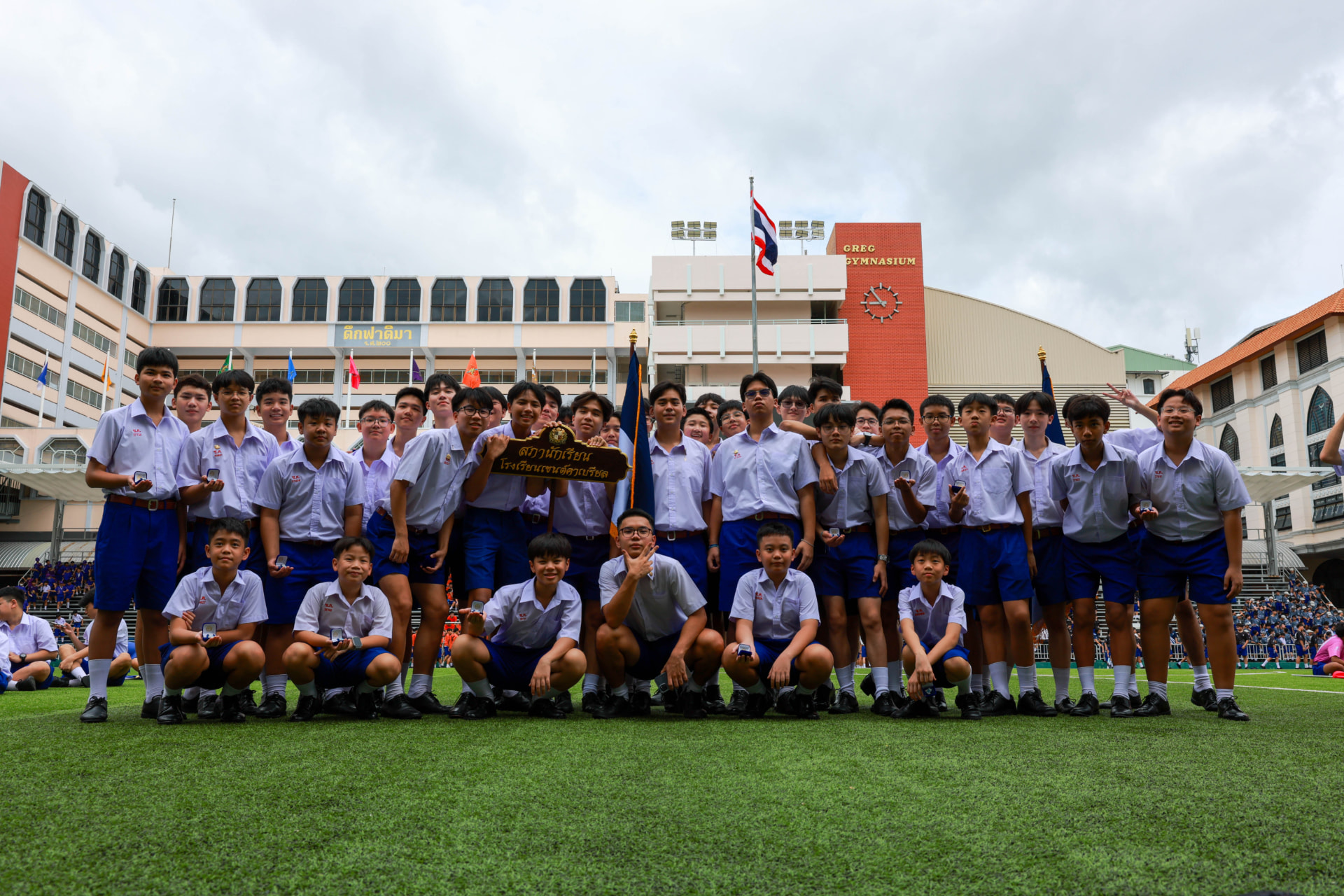 สมาชิกสภานักเรียนโรงเรียนเซนต์คาเบรียลถ่ายภาพหมู่ที่สนามโรงเรียน
